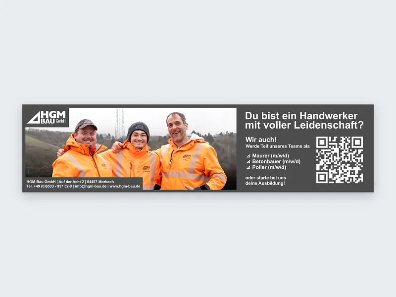Bandenwerbung von HGM BAU mit Teamfoto und Aufruf an Handwerker