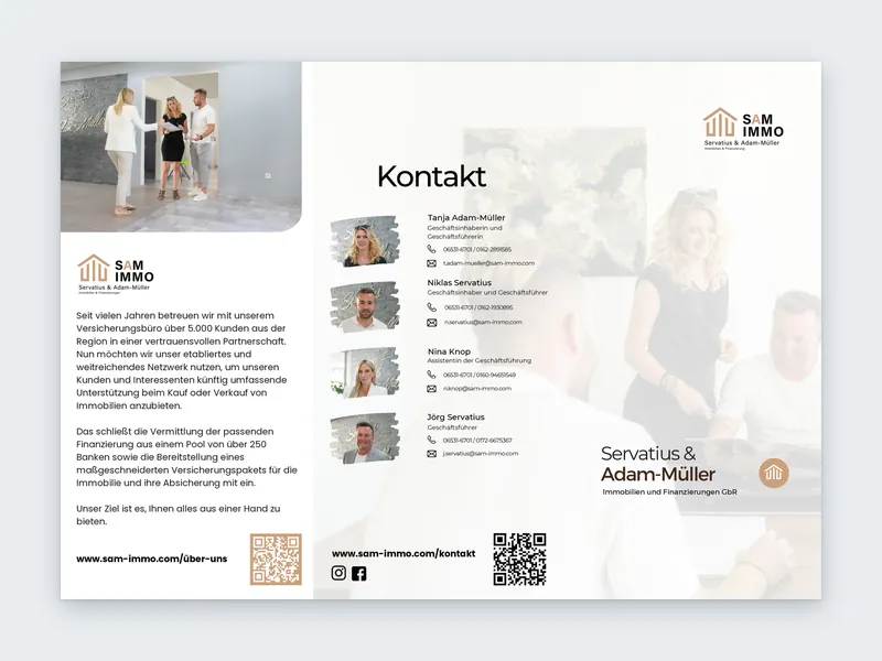 Außenseite des Flyers von SAM Immobilien mit Kontakt, Team und QR-Codes