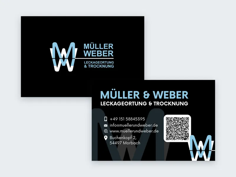 Schwarze Visitenkarte von Müller & Weber mit hellblauem Logo, Kontaktdaten und QR-Code