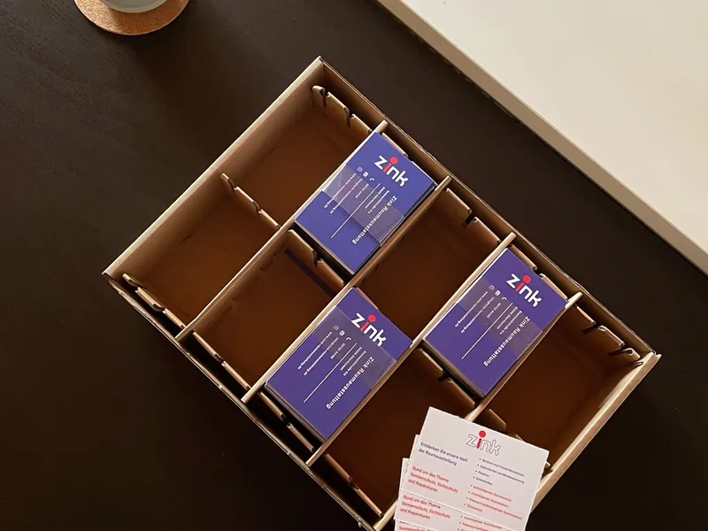 Gedruckte Visitenkarten von Zink Raumausstattung in einer Holzbox