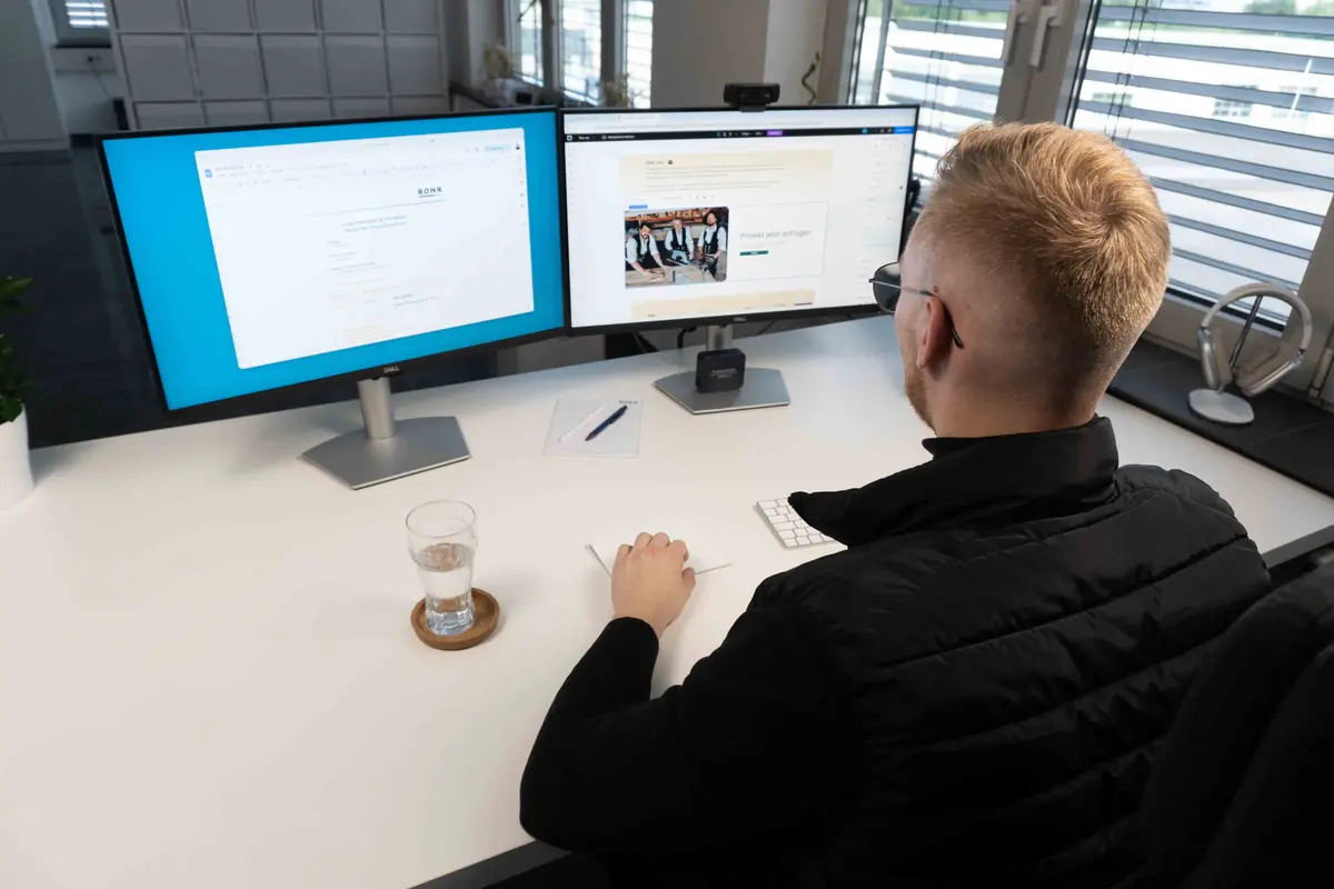 Arbeitsplatz bei BOHR MEDIA mit zwei Bildschirmen