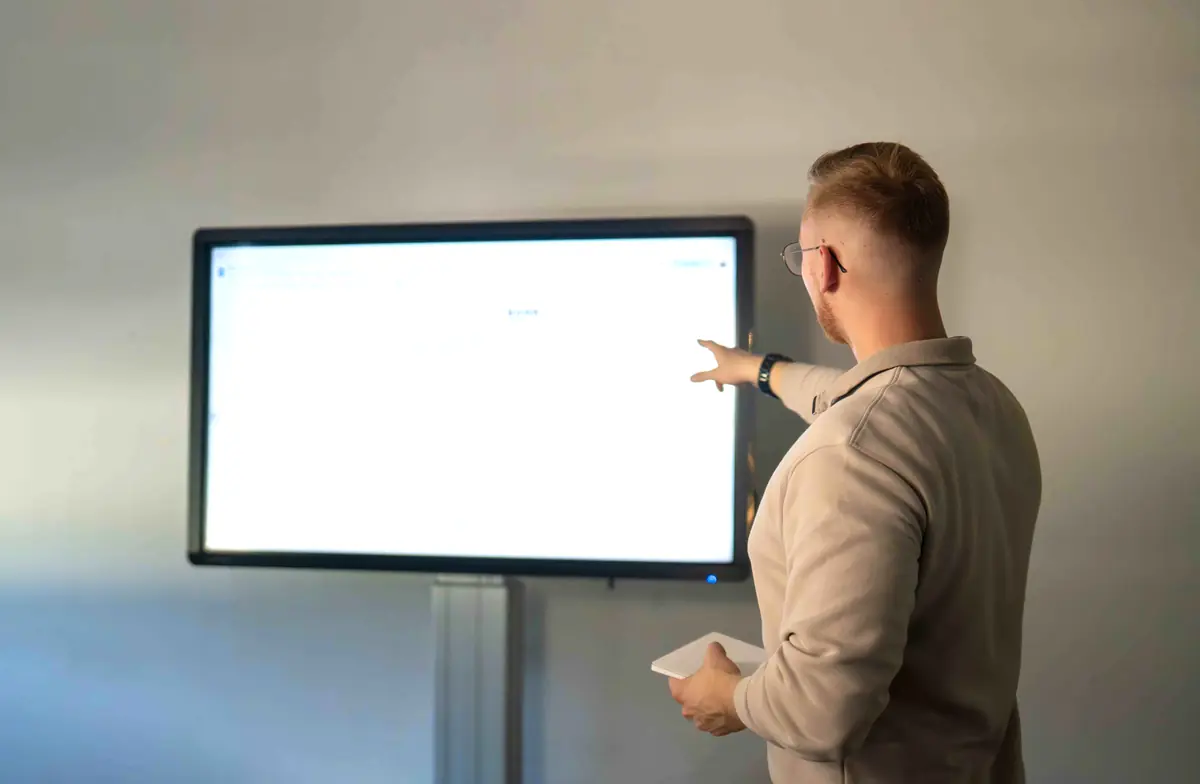 Fabian Bohr erklärt eine Strategie am Bildschirm