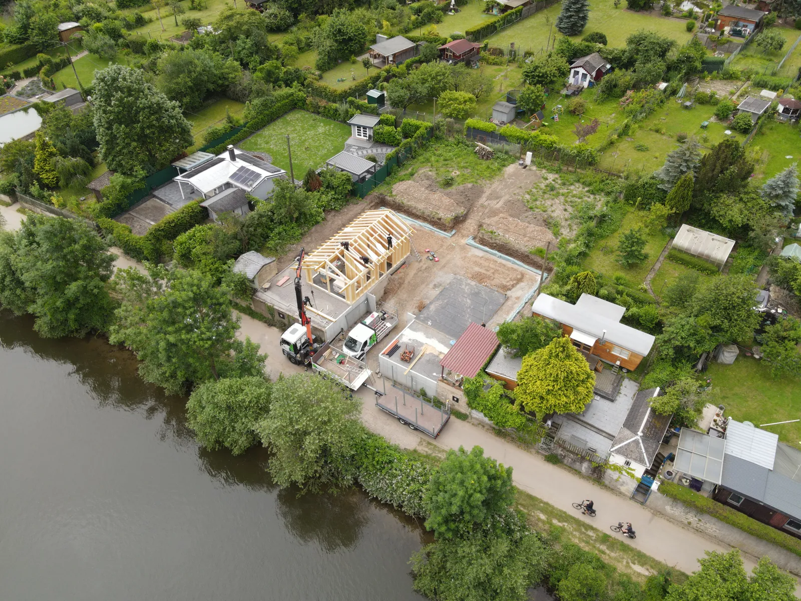 Drohnenaufnahme einer Baustelle von Reichert Holzbau mit neuem Holzbau direkt an der Mosel