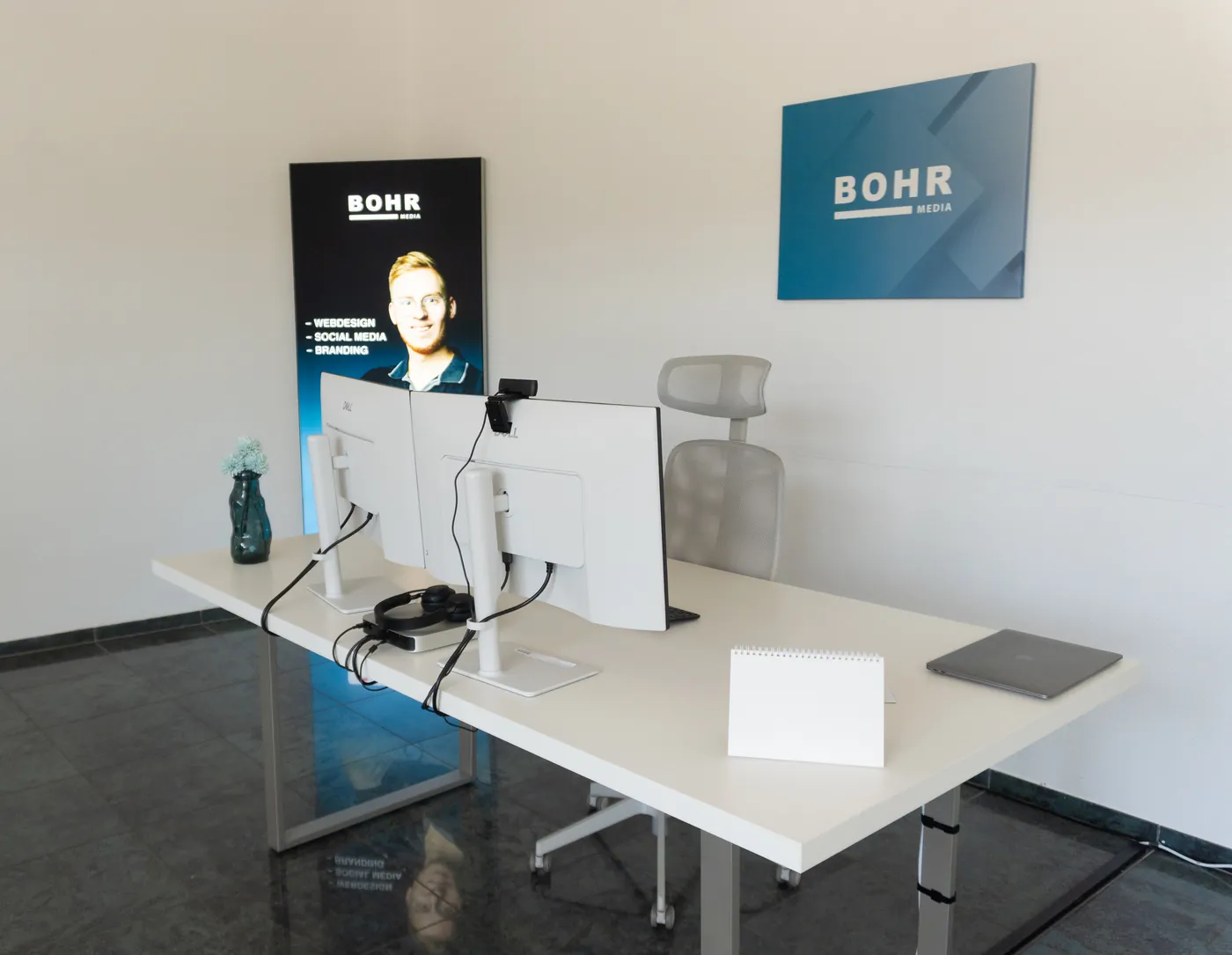 Heller Arbeitsplatz mit zwei Bildschirmen im Büro von BOHR MEDIA in Bernkastel-Kues