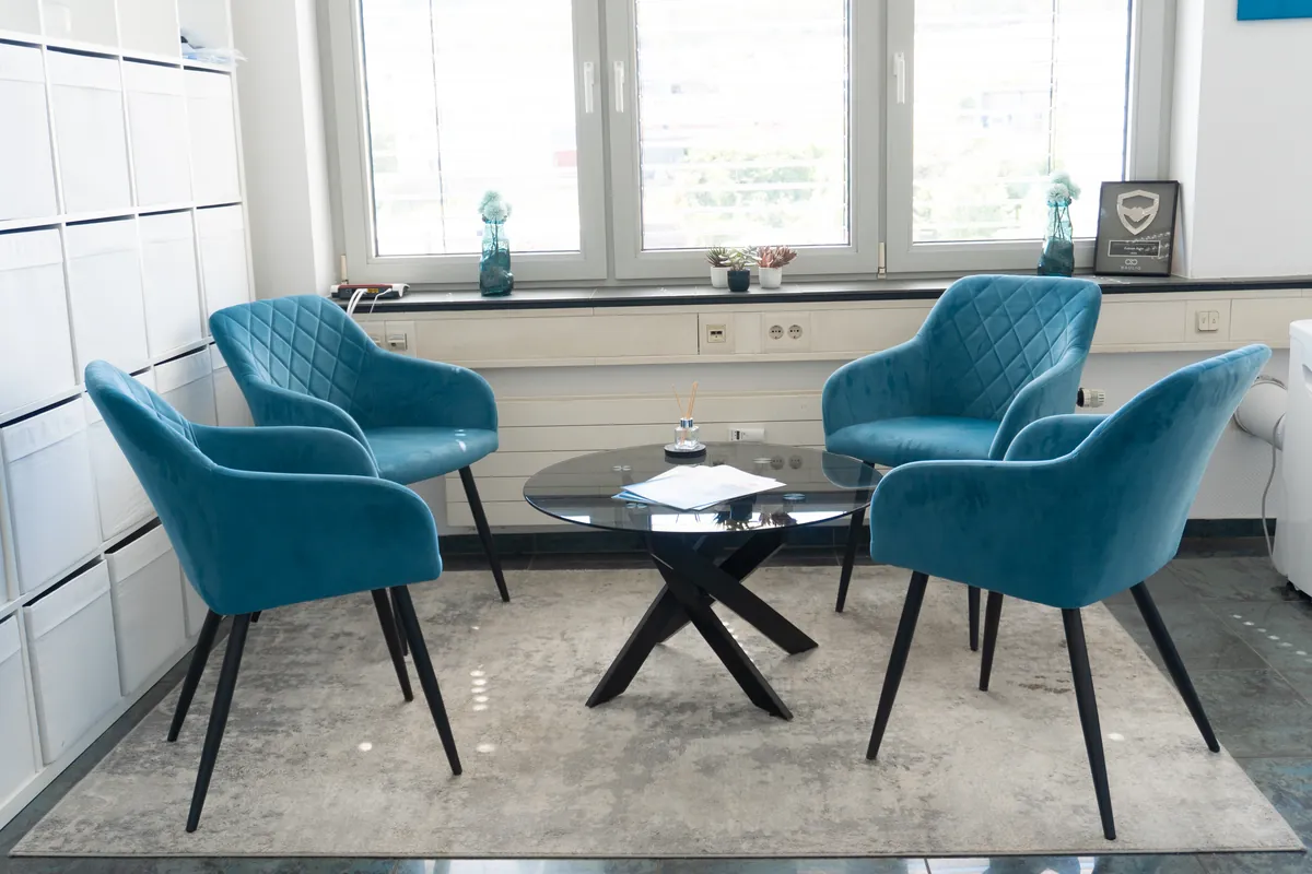 Sitzecke mit blauen Sesseln für Kundengespräche im Büro von BOHR MEDIA