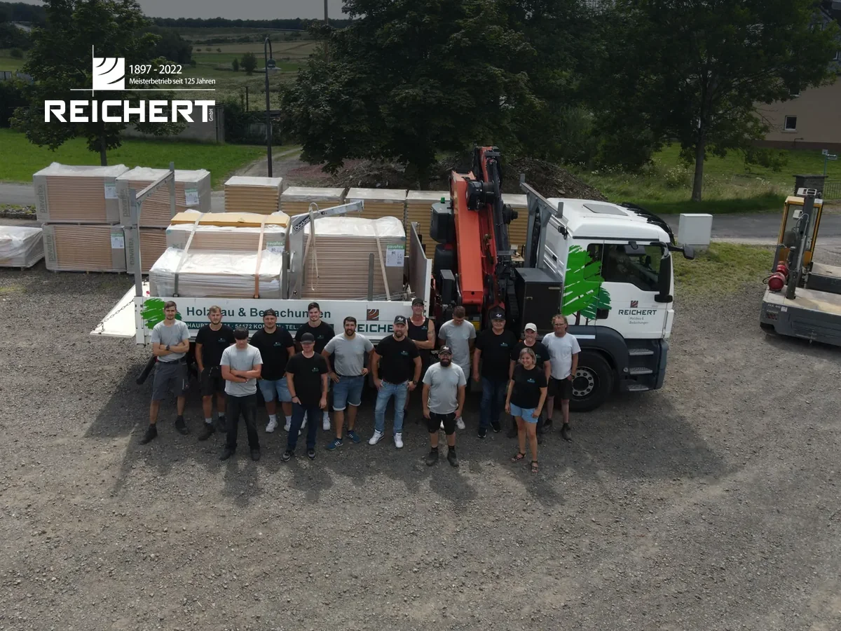 Team der Reichert GmbH vor dem Firmen-Lkw, von oben fotografiert