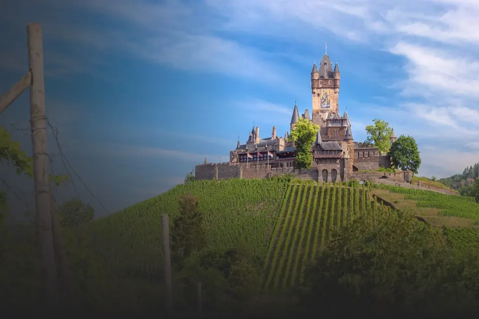Reichsburg Cochem über den Weinbergen