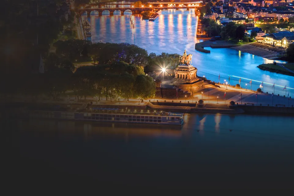 Deutsches Eck in Koblenz am Abend