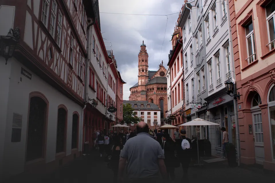 Gasse in der Mainzer Altstadt mit Blick auf den Dom