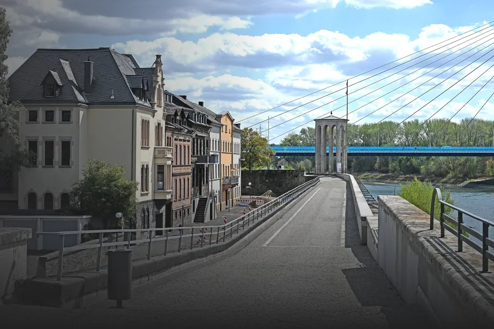 Deichpromenade am Rhein in Neuwied mit der Raiffeisenbrücke