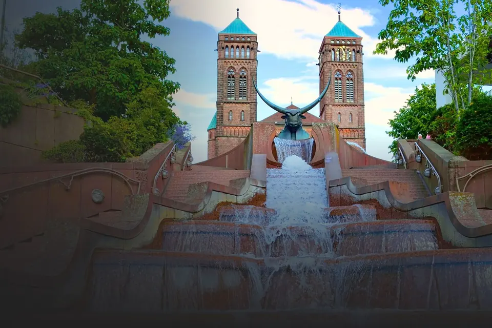 Brunnen und Kirchtürme in der Innenstadt von Pirmasens