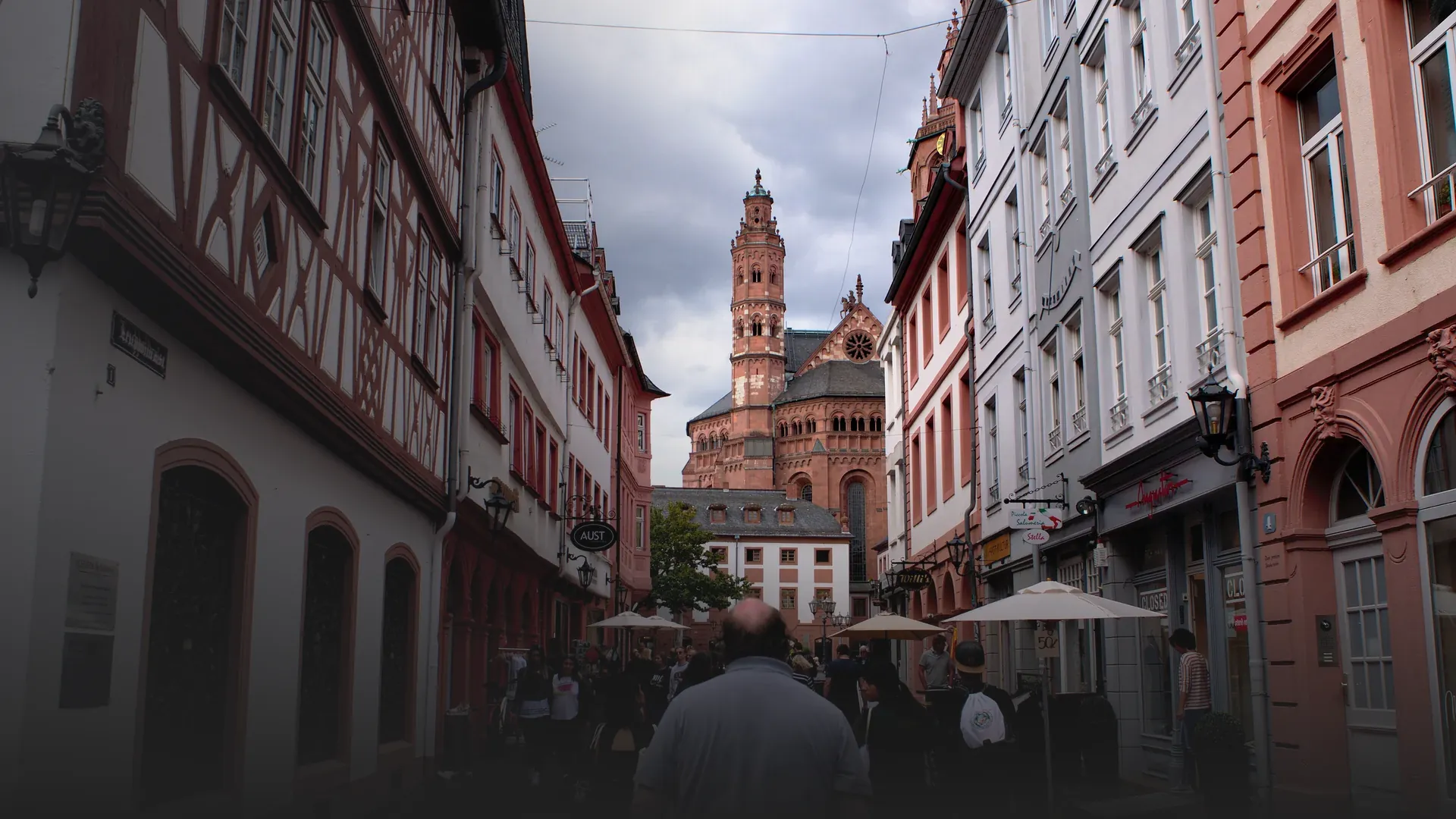 Gasse in der Mainzer Altstadt mit Blick auf den Dom