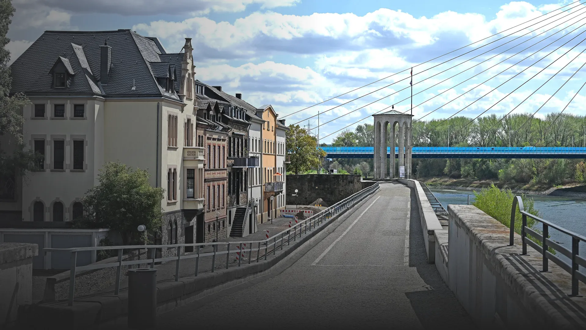Deichpromenade am Rhein in Neuwied mit der Raiffeisenbrücke