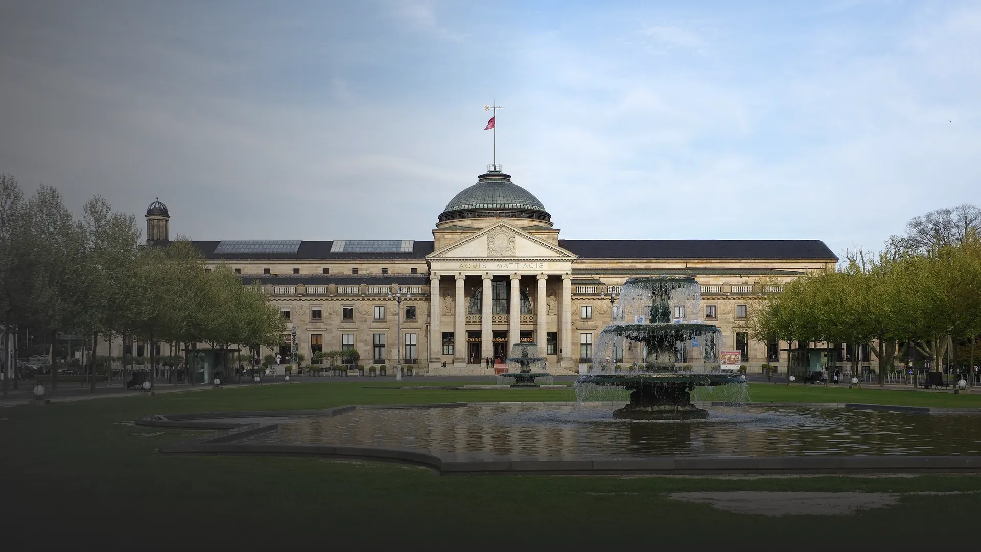 Kurhaus Wiesbaden mit Brunnen und Rasenfläche