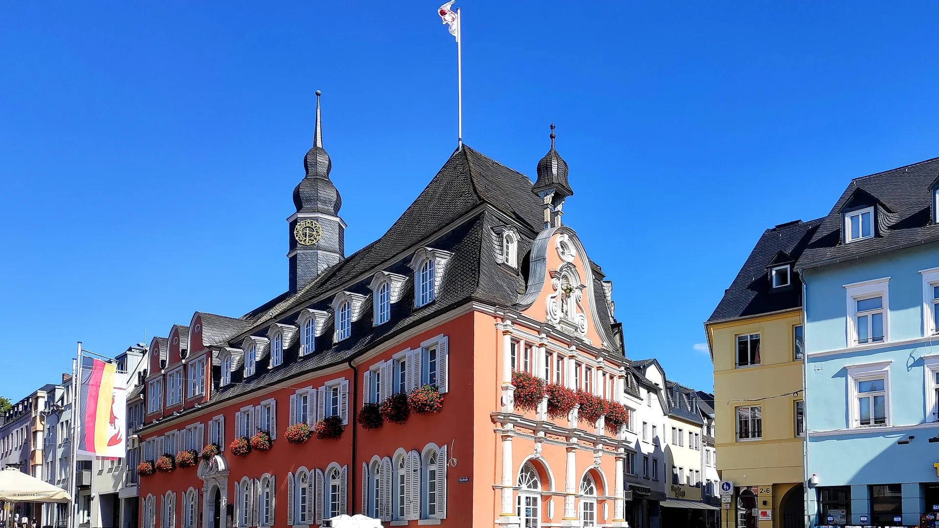Altes Rathaus am Marktplatz von Wittlich bei blauem Himmel