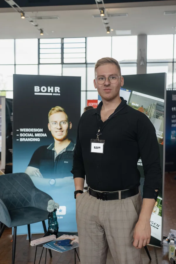 Fabian Bohr am Messestand von BOHR MEDIA