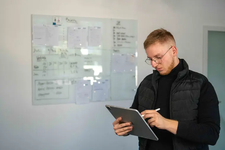 Fabian Bohr plant eine Kampagne am Tablet