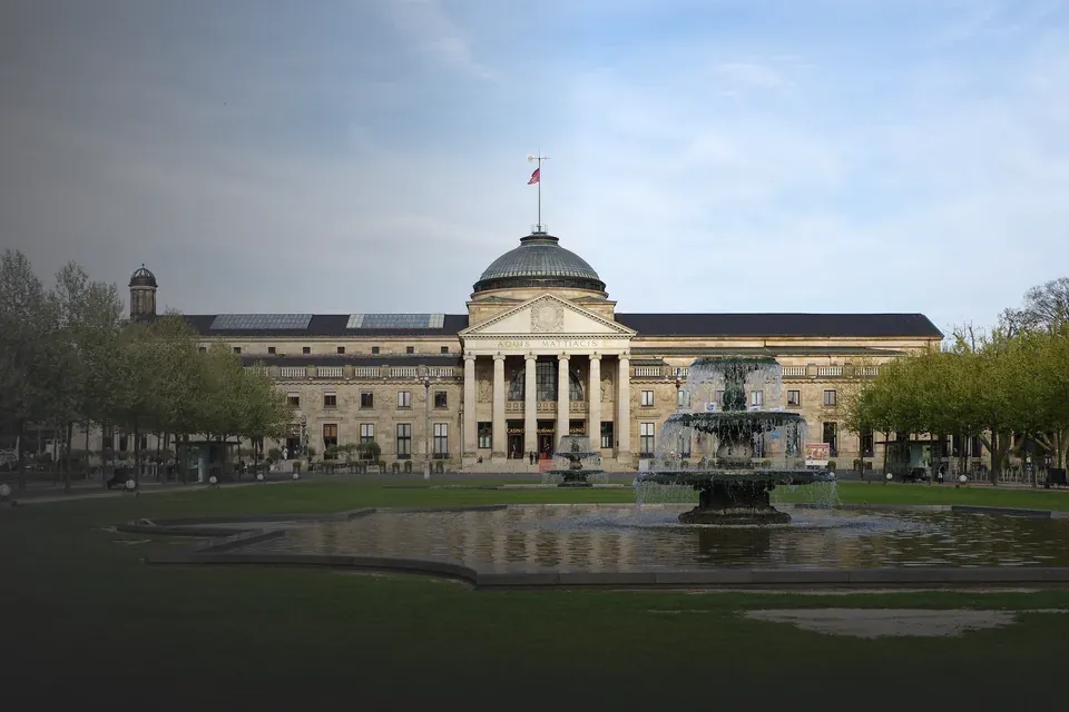 Kurhaus Wiesbaden mit Brunnen und Rasenfläche