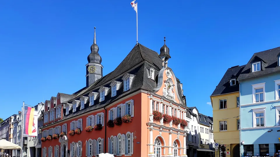 Altes Rathaus am Marktplatz von Wittlich bei blauem Himmel