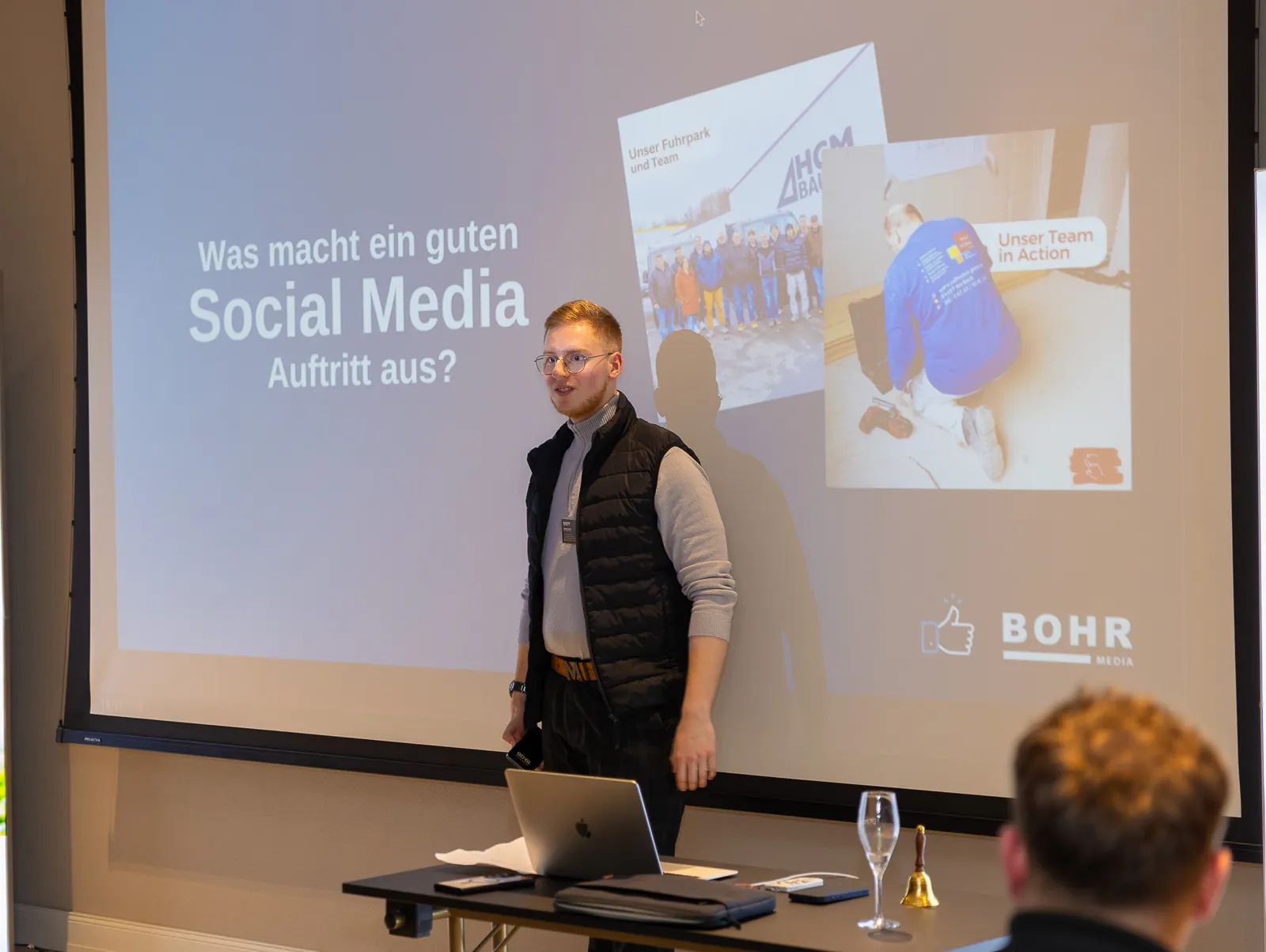 Fabian Bohr hält einen Vortrag zur Frage, was einen guten Social-Media-Auftritt ausmacht